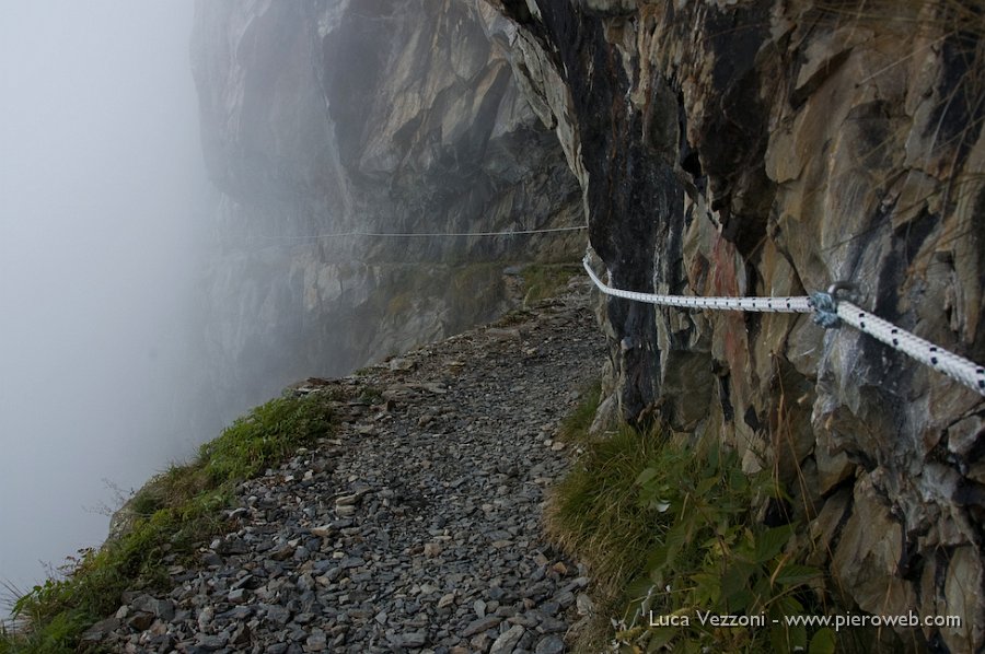 28- Scendendo, poco dopo il rifugio Curò.jpg
